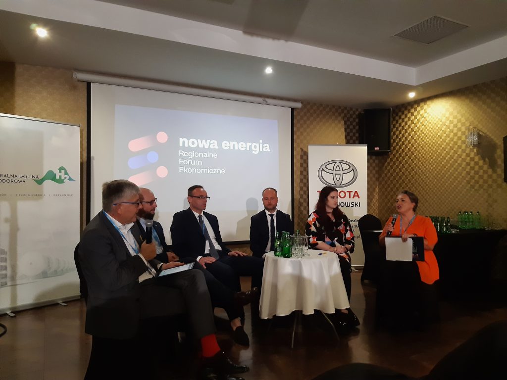 Dr inż. Sławomir Luściński (pierwszy z lewej) uczestniczył w panelu "Nowa energia Polski. Samochody elektryczne przyszłością Polski. Jakie szybkie będzie tempo zmian, jak będzie zmieniała się technologia i infrastruktura?".